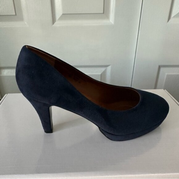 Boston Design Studio Women's 9W Faux Suede Heels Round Toe & Platform Sole Pumps - Picture 4 of 16